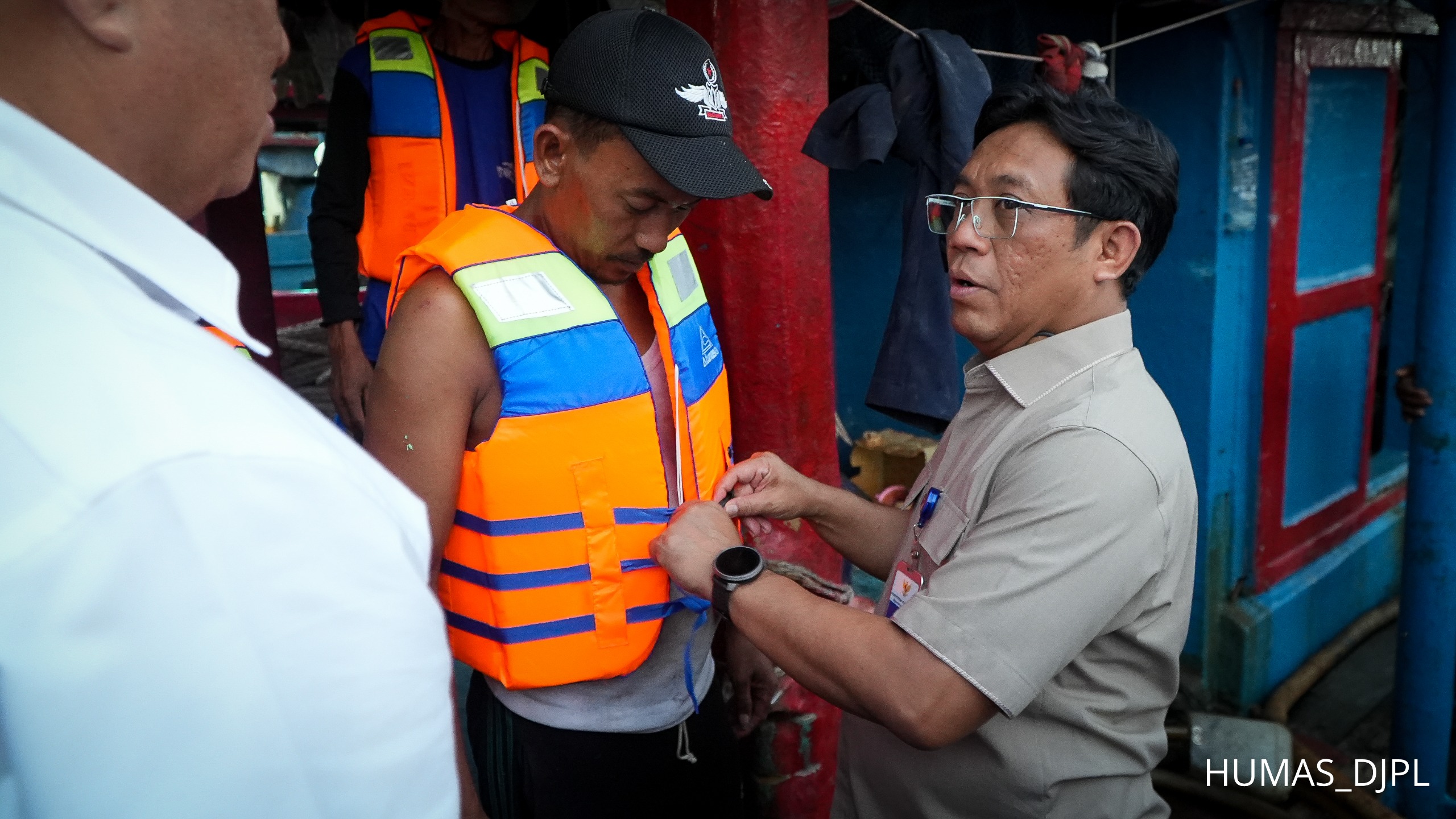 PERKUAT BUDAYA KESELAMATAN BERLAYAR, KEMENHUB SERAHKAN 150 UNIT LIFE JACKET KEPADA NELAYAN MUARA ANGKE